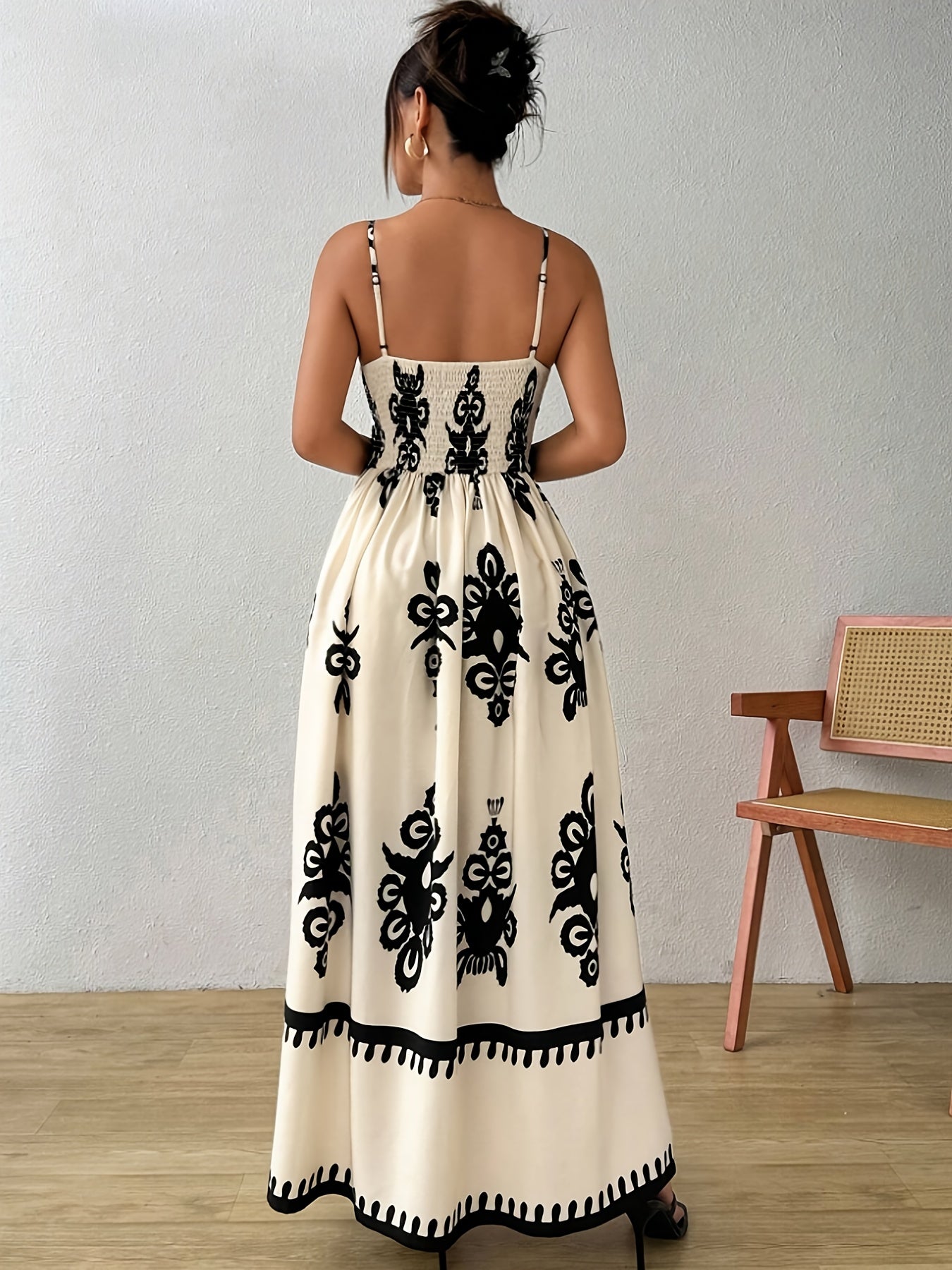 This Stylish And Elegant Long Dress Features a Floral - l3roma